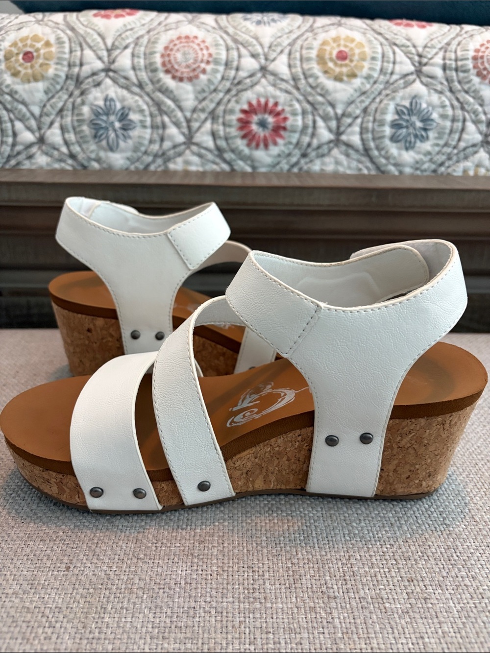 Very G white faux leather sandals, size 8.5. - Picture 5 of 10